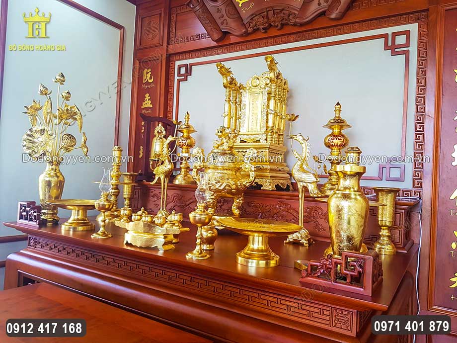 Toàn bộ bề mặt vật phẩm đồ thờ đều được dát vàng giúp đem lại sự sang trọng, uy nghiêm cho không gian thờ cúng